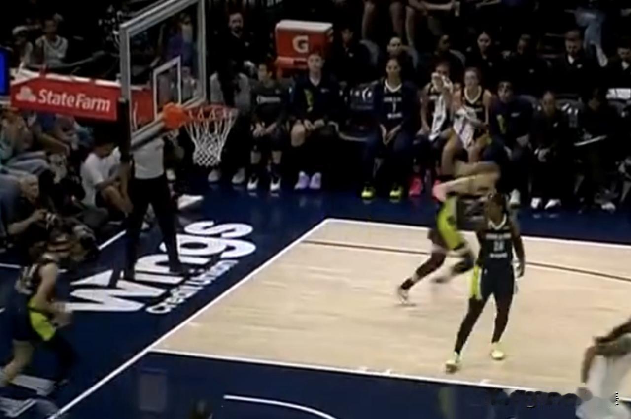 WNBA常规赛实时战况，李月汝进入名单但上半场苦坐冷板凳，飞翼半场落后山猫20分