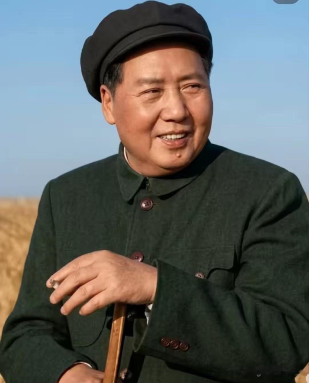 广袤麦田间，伟人驻足远眺，一身朴素工装尽显平易。他始终俯身大地、心系农桑，一生把
