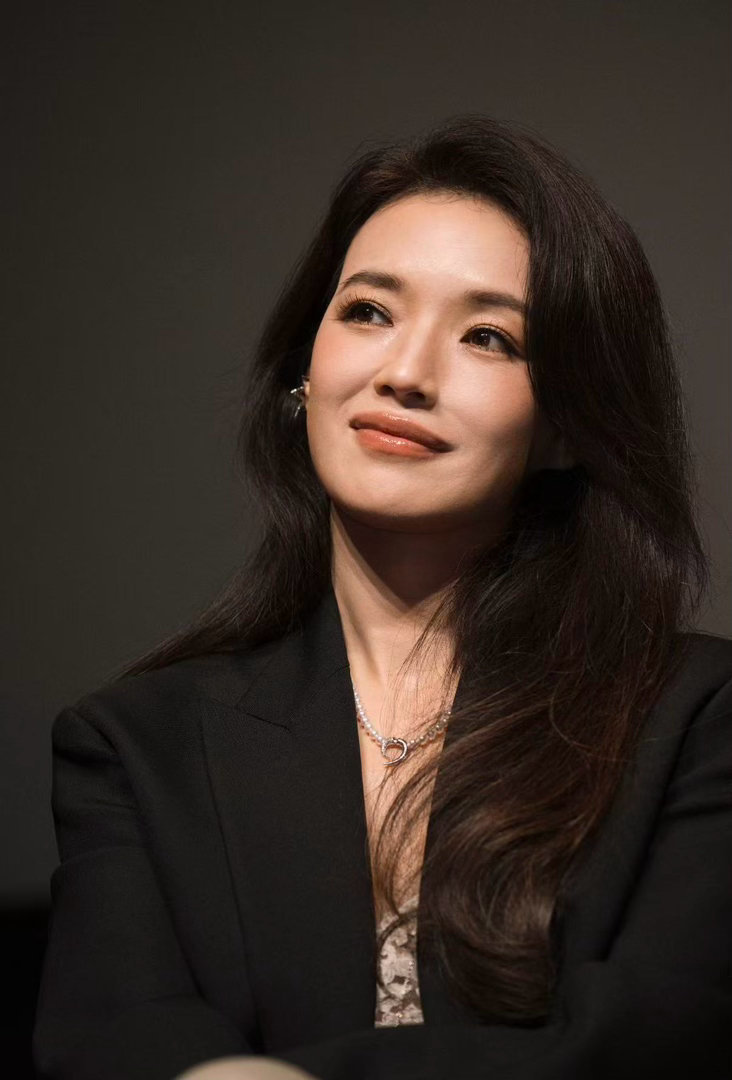 舒淇祝SU7大卖 舒淇和SU7，简直是天作之合！从谐音梗到代言人，缘分奇妙。姐姐