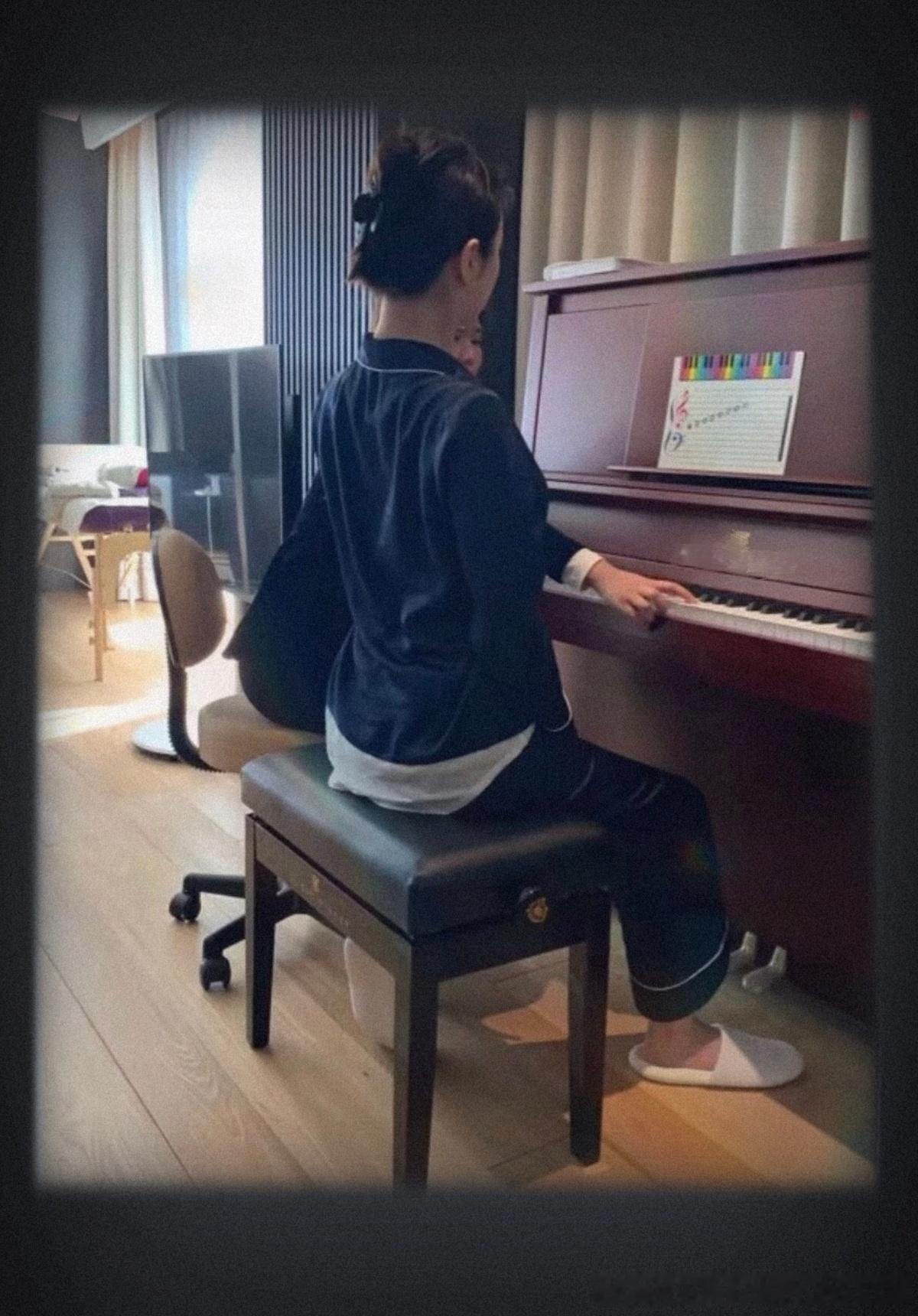 我宝私下也是如此认真 坐的如此笔直 都不知道甜甜会弹钢琴呢🥺 ​​​