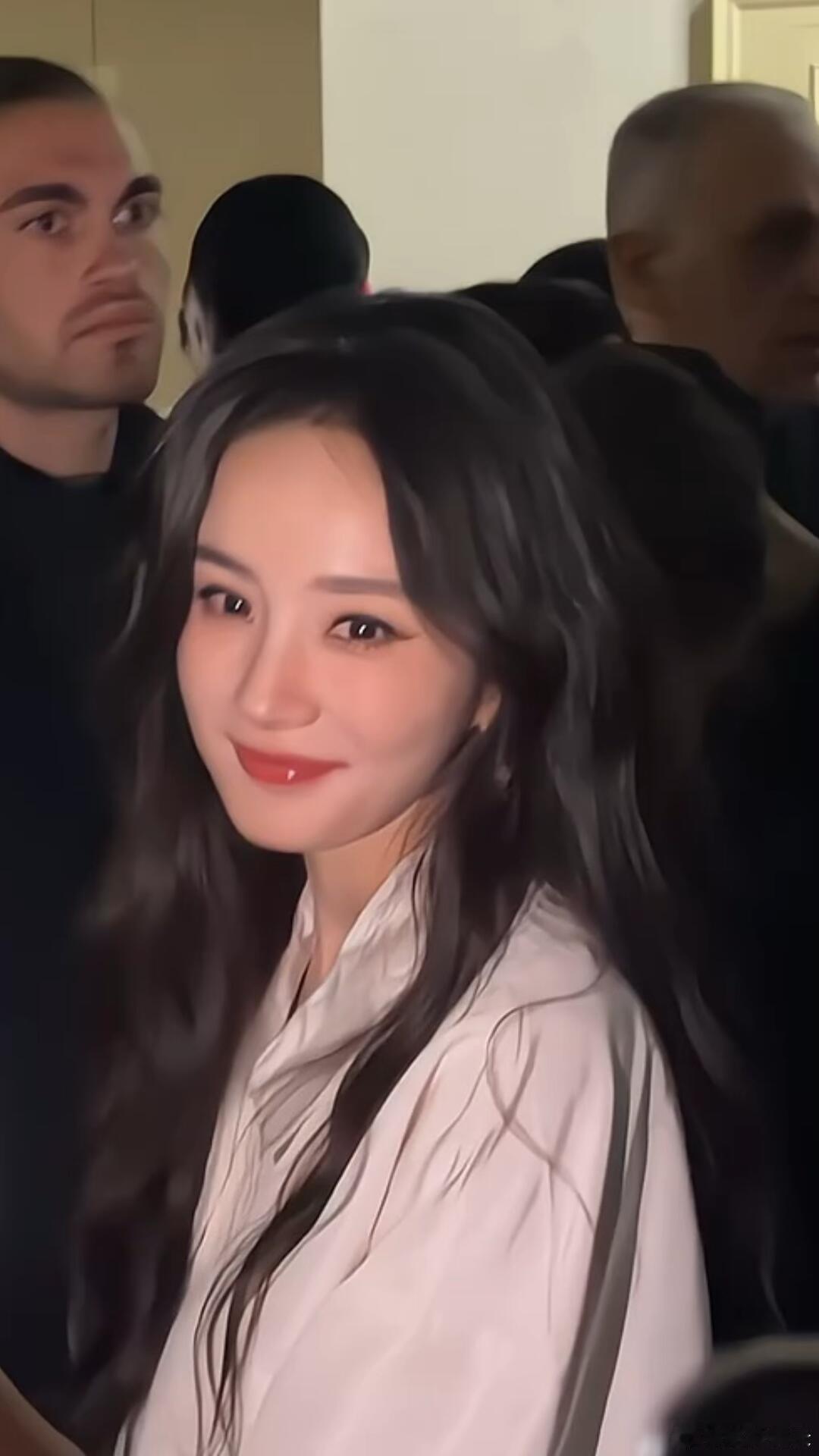 杨幂一开机立刻切换状态杨幂这切换速度真没谁了，前一秒还松松垮垮站着，导演一喊开始