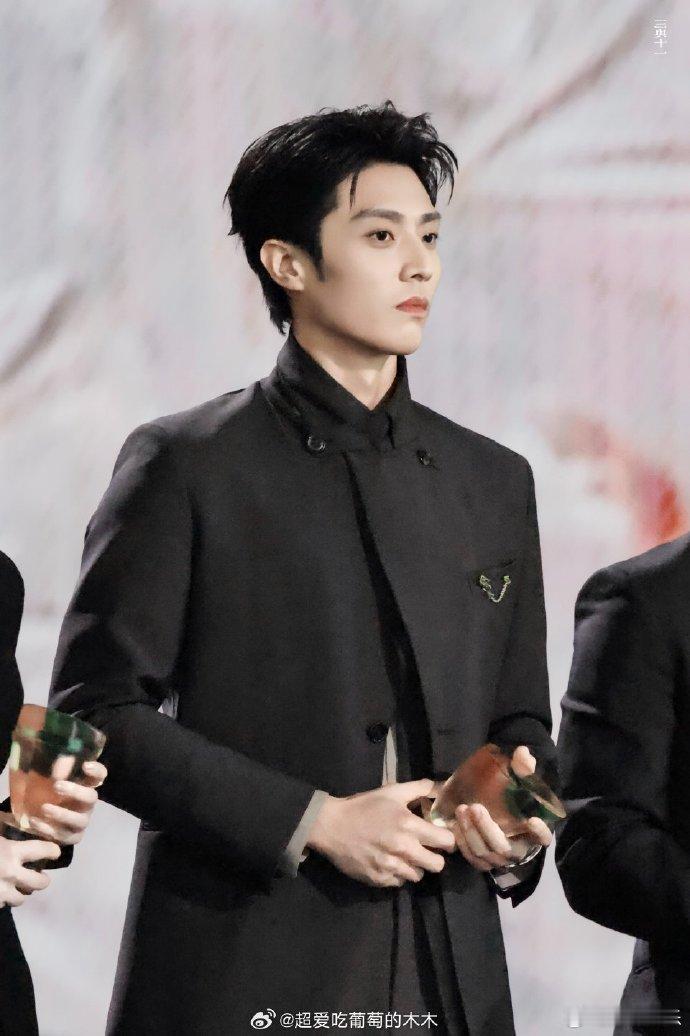 陈靖可年度突破剧集演员 谁懂啊！陈靖可拿奖真的太争气了，结果镜头还闹了个大乌龙，