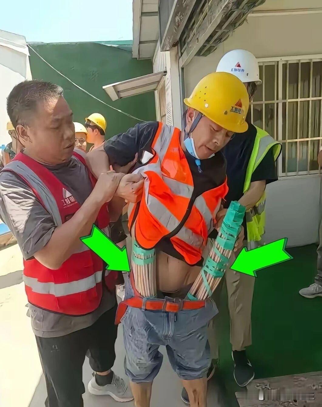 这哥们要倒霉了。哥们在工地上做电工，他师傅让他不忙的时候偷点懒，他竟然偷电缆。这