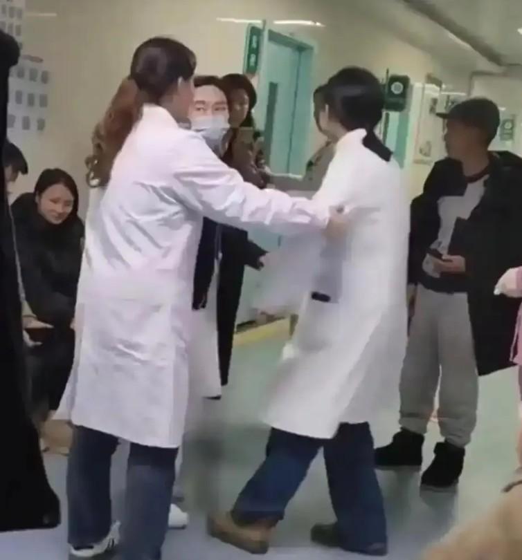 “离大谱！”浙江温州，女子陪儿子在一医院做了个手术，结算时，发现总费用一共943