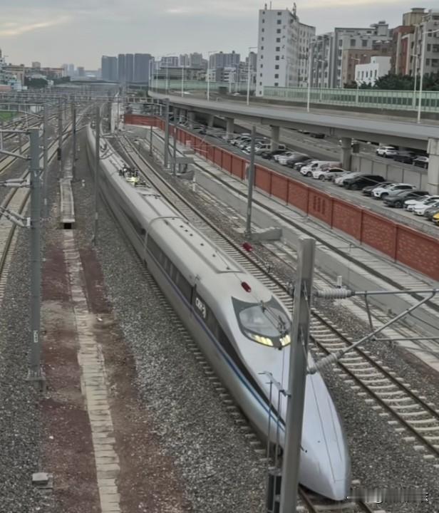 广湛高铁中最偏远的高铁站，当属阳春东站。此站距离市中心约 13 公里，距最远的乡