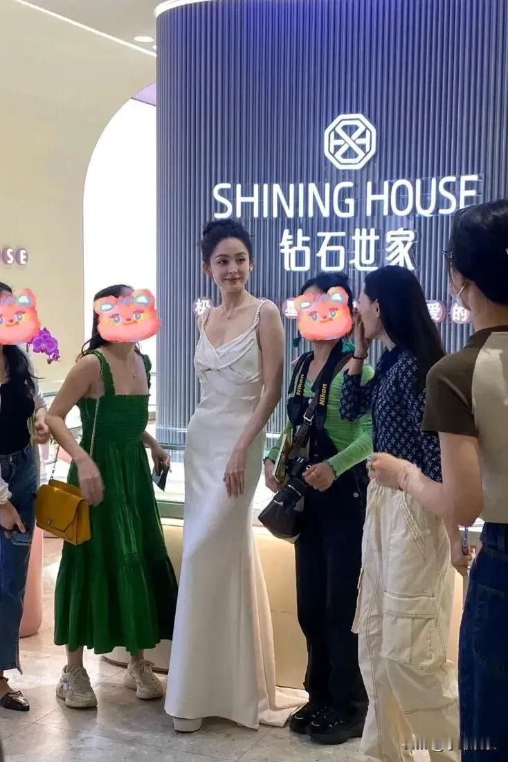娜扎线下生图，美的挪不开眼睛！皮肤白皙如凝脂，身材完美，可以和维纳斯媲美。气质高