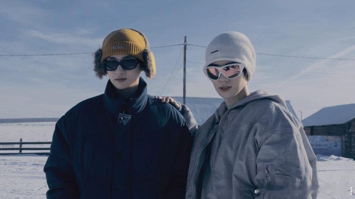 严浩翔张真源在雪地里犯傻 严浩翔张真源在雪地里犯傻，雪地合照满分帅气感啊，期待住