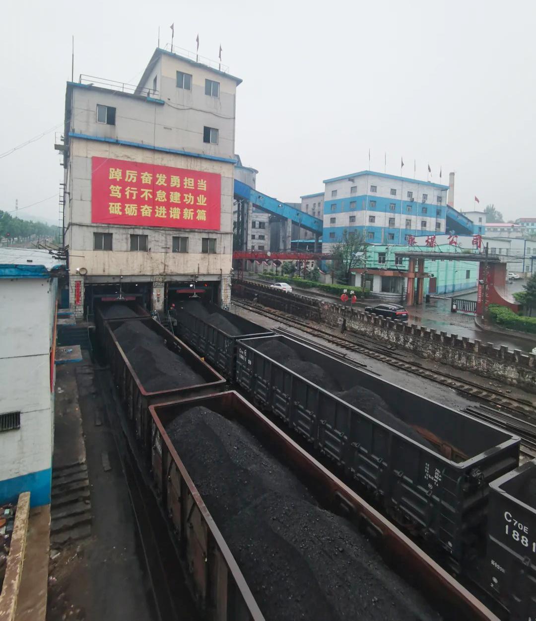 去山西大同游览著名的云冈石窟，住在石窟附近的酒店，恰好就在晋华宫煤矿居民区内。沿