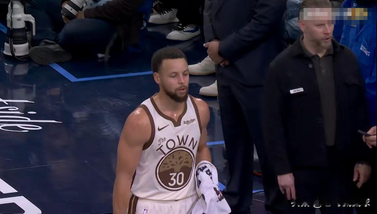 下面是一条关于勇士超级巨星库里的突发消息！在今天勇士客场挑战快船的比赛中，当时比