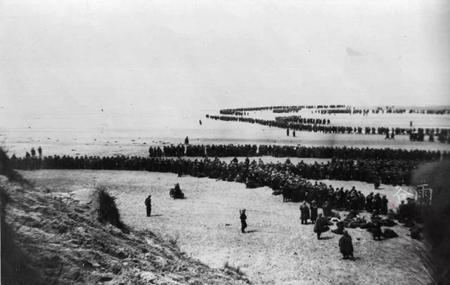 在敦刻尔克大撤退中，财大气粗的英法联军一口气丢了1200门火炮和700余辆坦克，