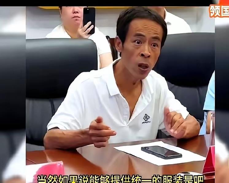 见过这么多网红，鸡排哥是我见过飞得最高最快的网红。
这哥们儿刚火了几天，就开始学