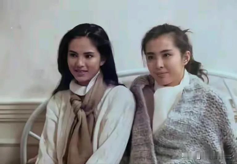 发现李若彤长得有点像伊能静哦，辨识度，气质独特。不过，美人相似命运却不同，伊能静