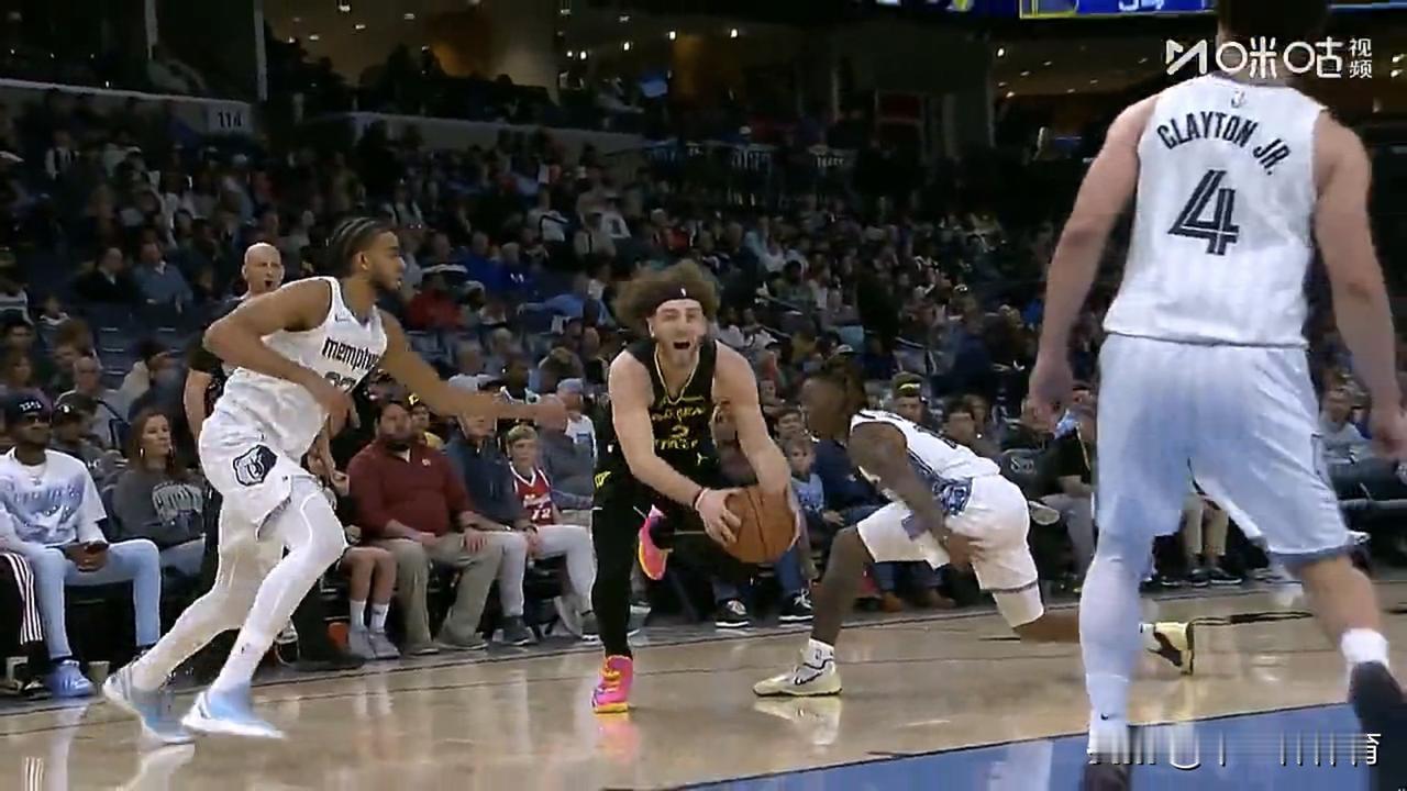 波杰姆斯基变身篮板怪物，最近三场比赛波姐篮板球场均10个以上，残阵勇士队全民皆兵