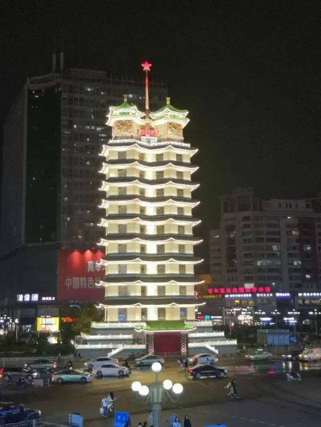 在河南郑州市60岁以上老人凭老年卡乘坐公交全部免费，除高峰期外乘坐地铁及轨道交通