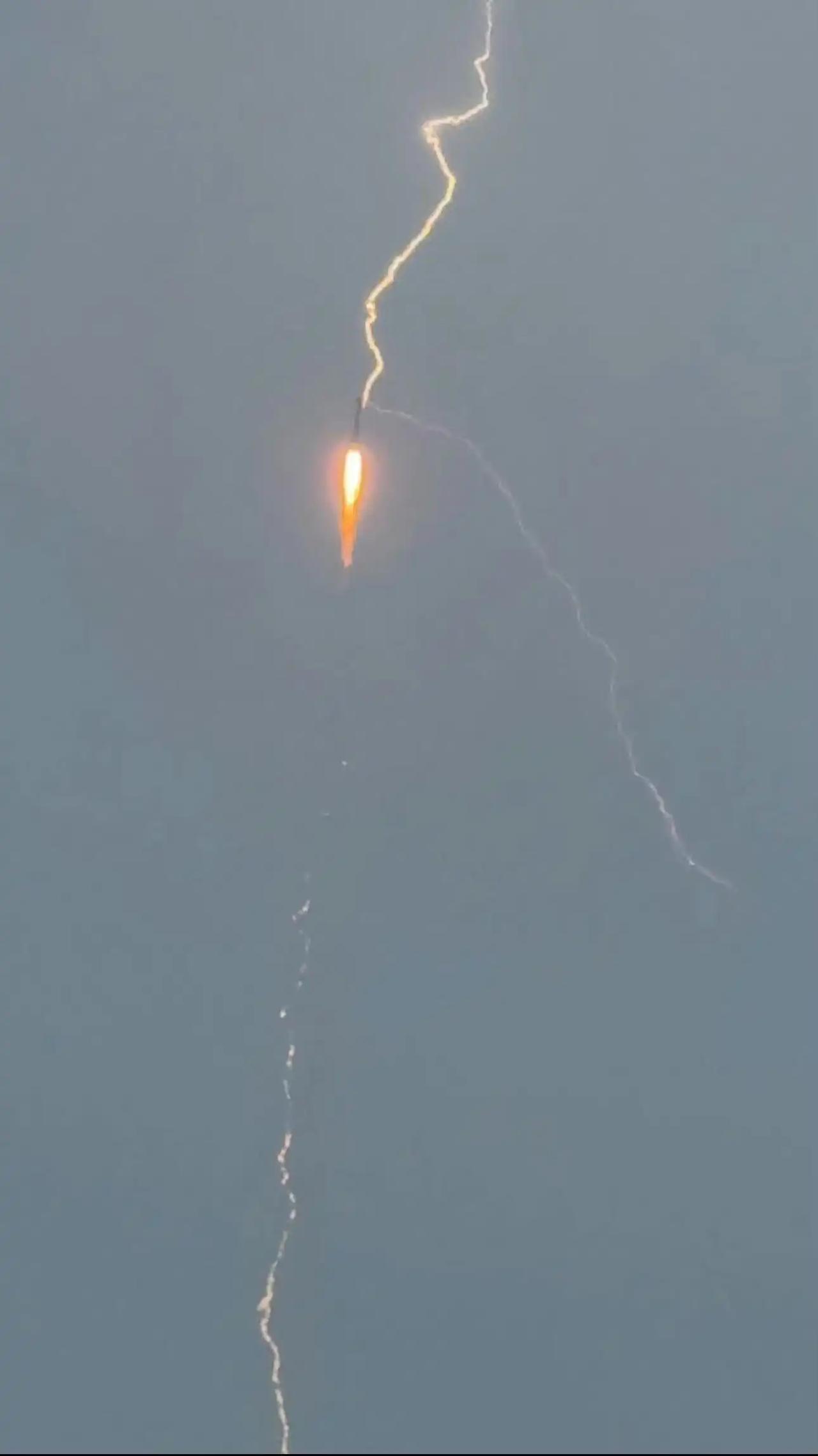 长三乙顶着雷雨发射……

当时直播镜头里看得清清楚楚，那火花闪得人心慌，真怕这“