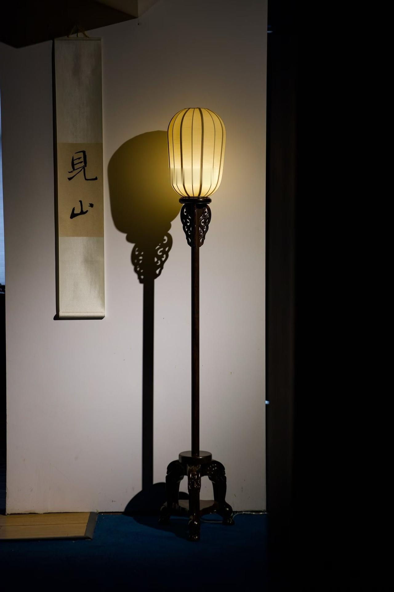 客厅角落最亮眼的摆设绿叶，高端制作的一款大红酸枝宫灯赏析，简洁而不简单。

一款