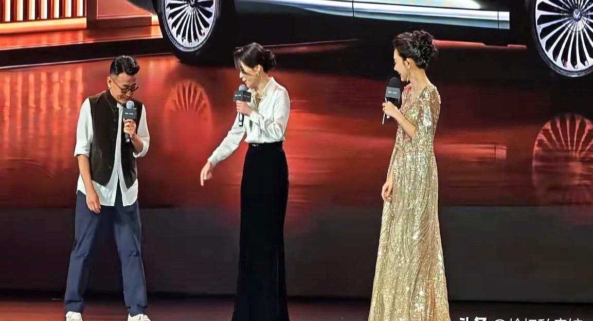 两个人站一块儿，到底是不是“熟过头”，真挺容易看出来。
俞飞鸿那天直接伸手一指，