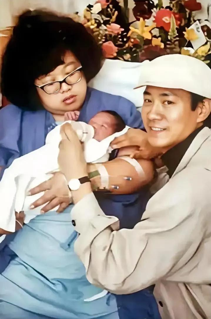 1987年，沈殿霞的一张全家福，就在不久前，她迎来了自己的宝贝女儿郑欣宜，给了她