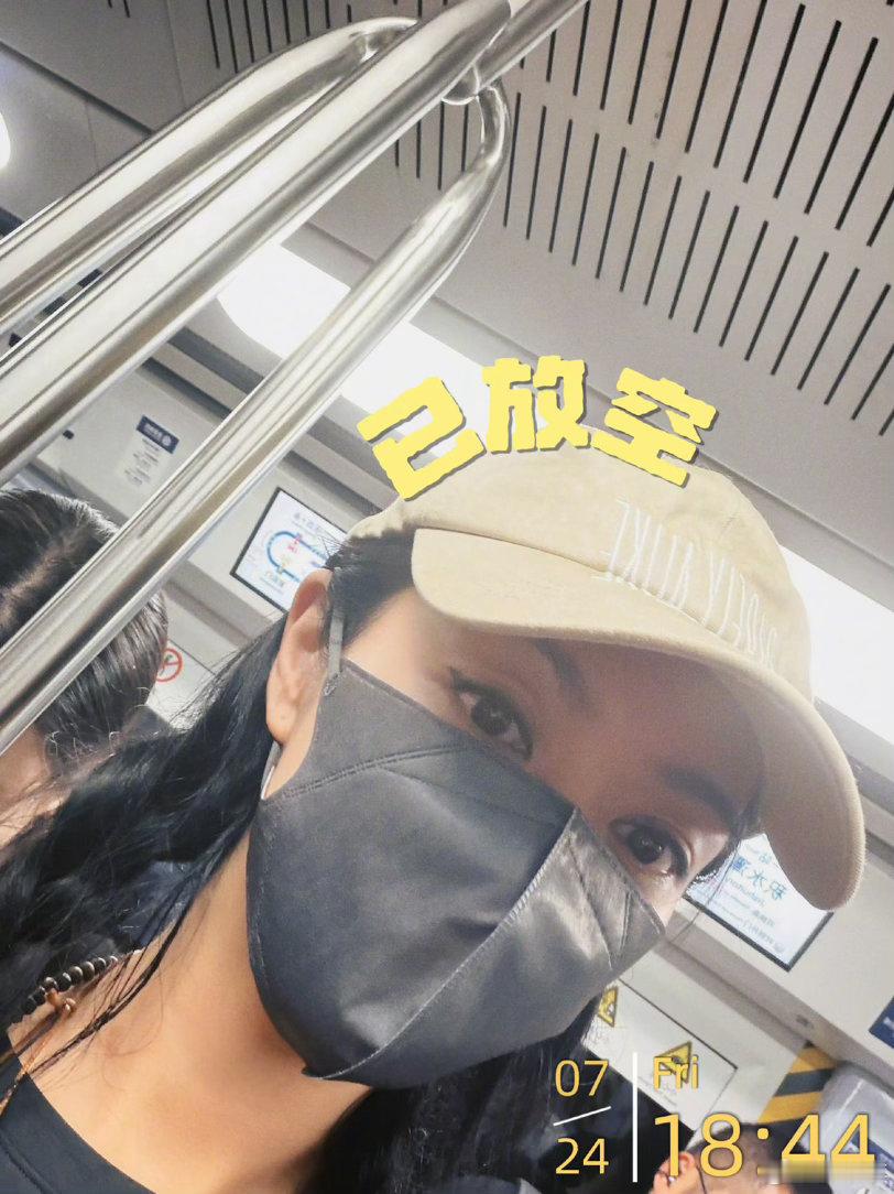 薛凯琪挤地铁赶高铁薛凯琪晚高峰赶通告也得坐地铁大型明星通勤写实现场！堵车误行程，