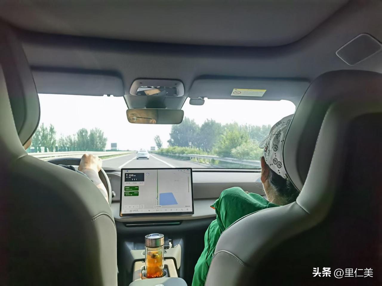 苏幕遮·自驾北上 陪父赴漠河
 
鲁原炎，征路渺。欲慰椿怀，北向寻凉峤。幸避燕京