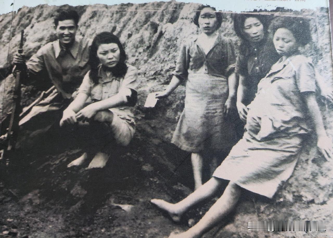 下面这张黑白照片上的4个女人，都是朝鲜女子。
她们衣衫不整，表情忧郁，其中一个已