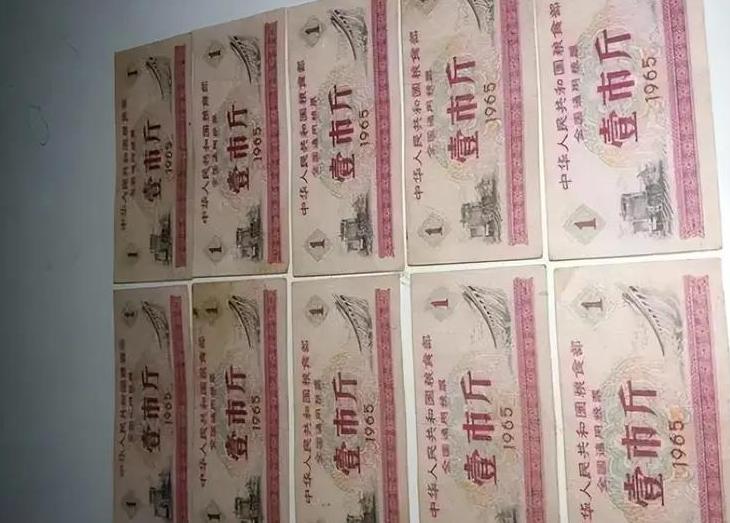 1963年，内蒙古发生了一起粮票大案，整整160万公斤的粮票不翼而飞，调查人员忙