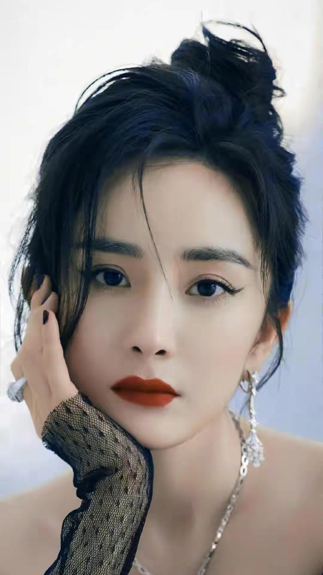 眼波流转，深邃如诗藏万千风情