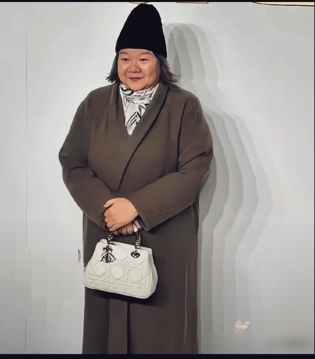 她其貌不扬，身材臃肿。说起话来带点痞味。但她出身名门，是个才女。认识吗？