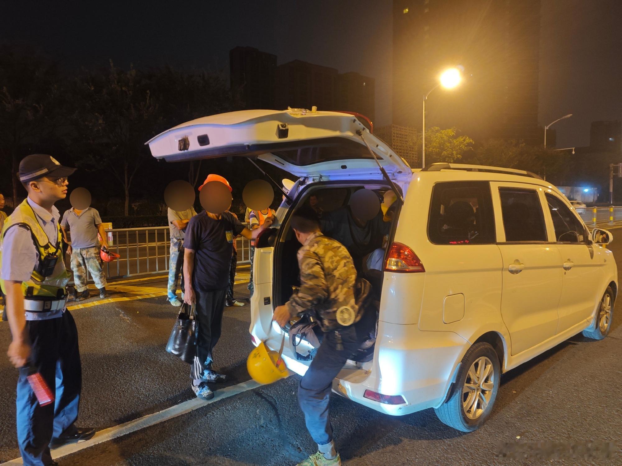 ‌【#合肥一面包车超载被查#】9月21日5时许，安徽庐阳大队民警在北一环亳州路段