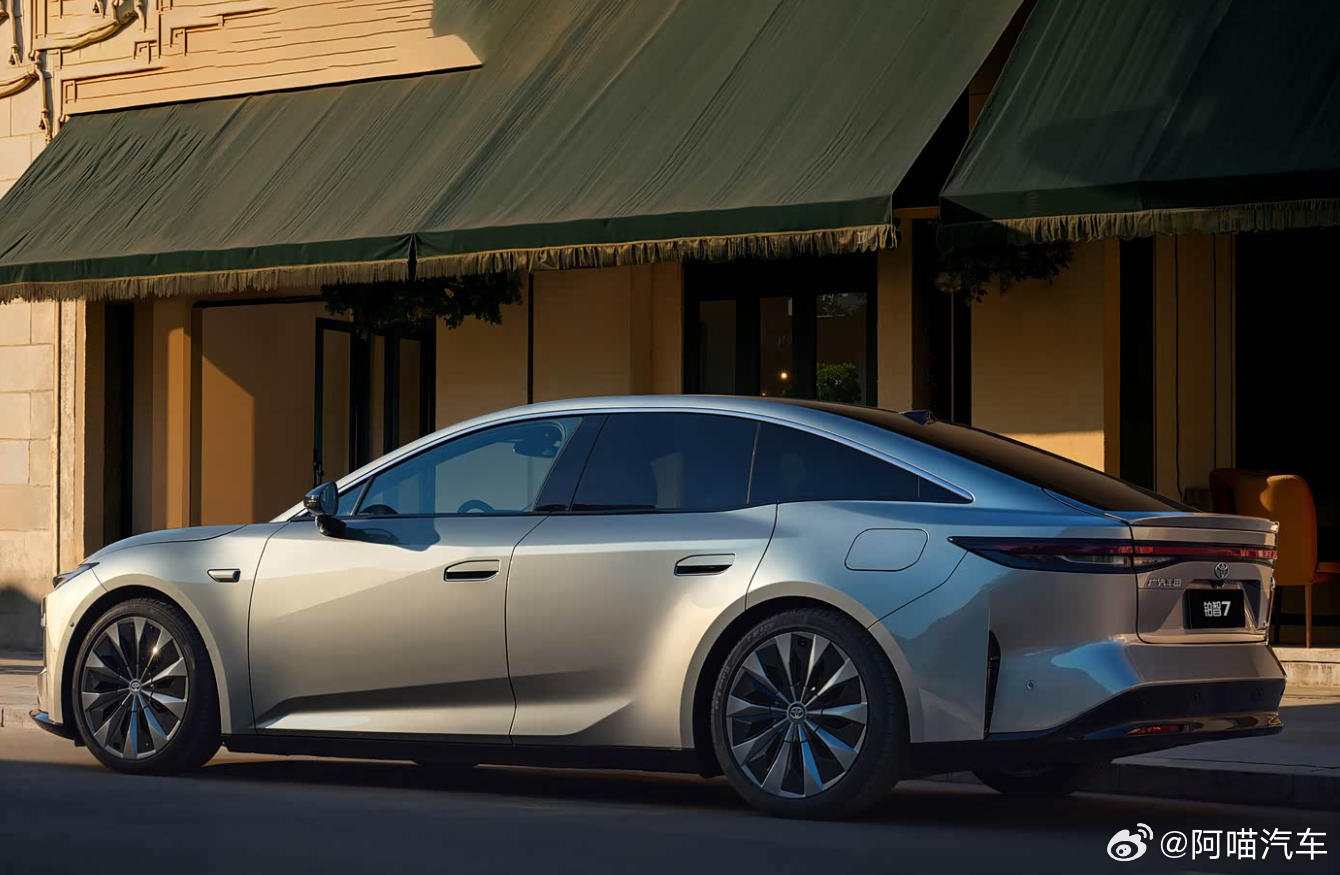 新车还没上市，就先让科技圈大佬亲自把关验货了，这波操作真有意思。喵哥说的是最近M