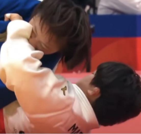 在亚运会柔道比赛中，中国柔道名将唐婧因在与日本选手比赛中持续咬对手手臂约20秒，