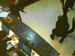闹大了！养了一群白眼狼！物业公司工作人员殴打业主，连摔2部手机，烧水铁壶当武器，