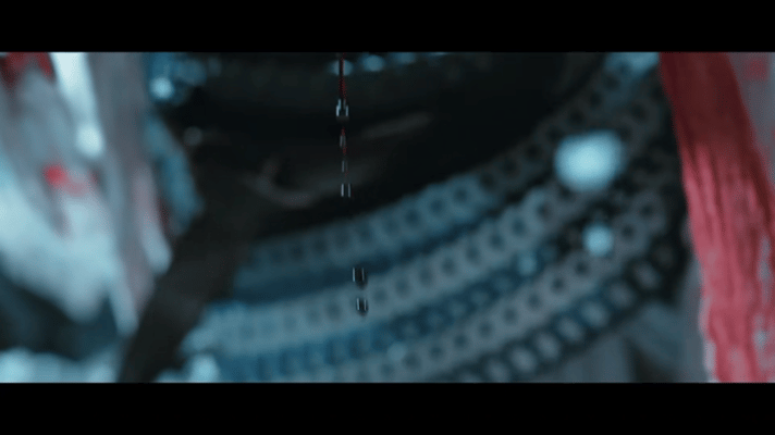 李昀锐冰湖重生踏尸迎战名场面李昀锐第1集1分31秒踩尸山镜头青海实景恢弘壮阔，诸