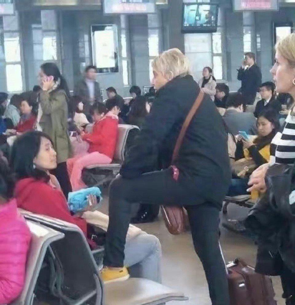外国人的素质当年《读者》、《意林》是怎么写的来着 ……[doge][吃瓜]如今网