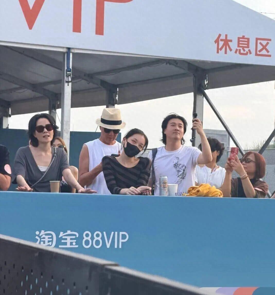 8月29号，谢霆锋过生日。按惯例，热搜肯定少不了他，但谁也没想到，那天同一个时间