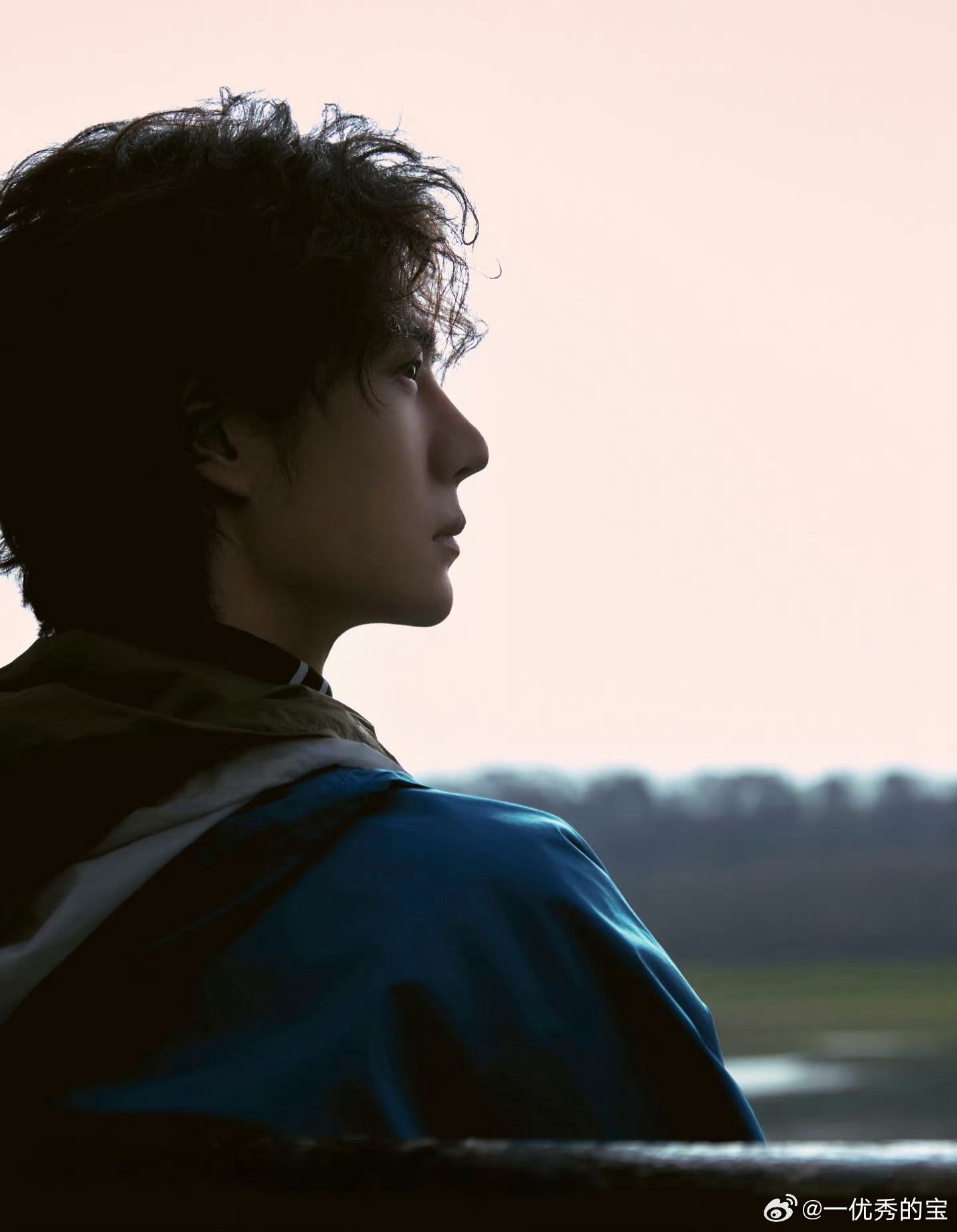 我的天啊，快看王一博侧颜的曲线，每一处弯，都转成了诗！王一博与天地共叙一场旷达