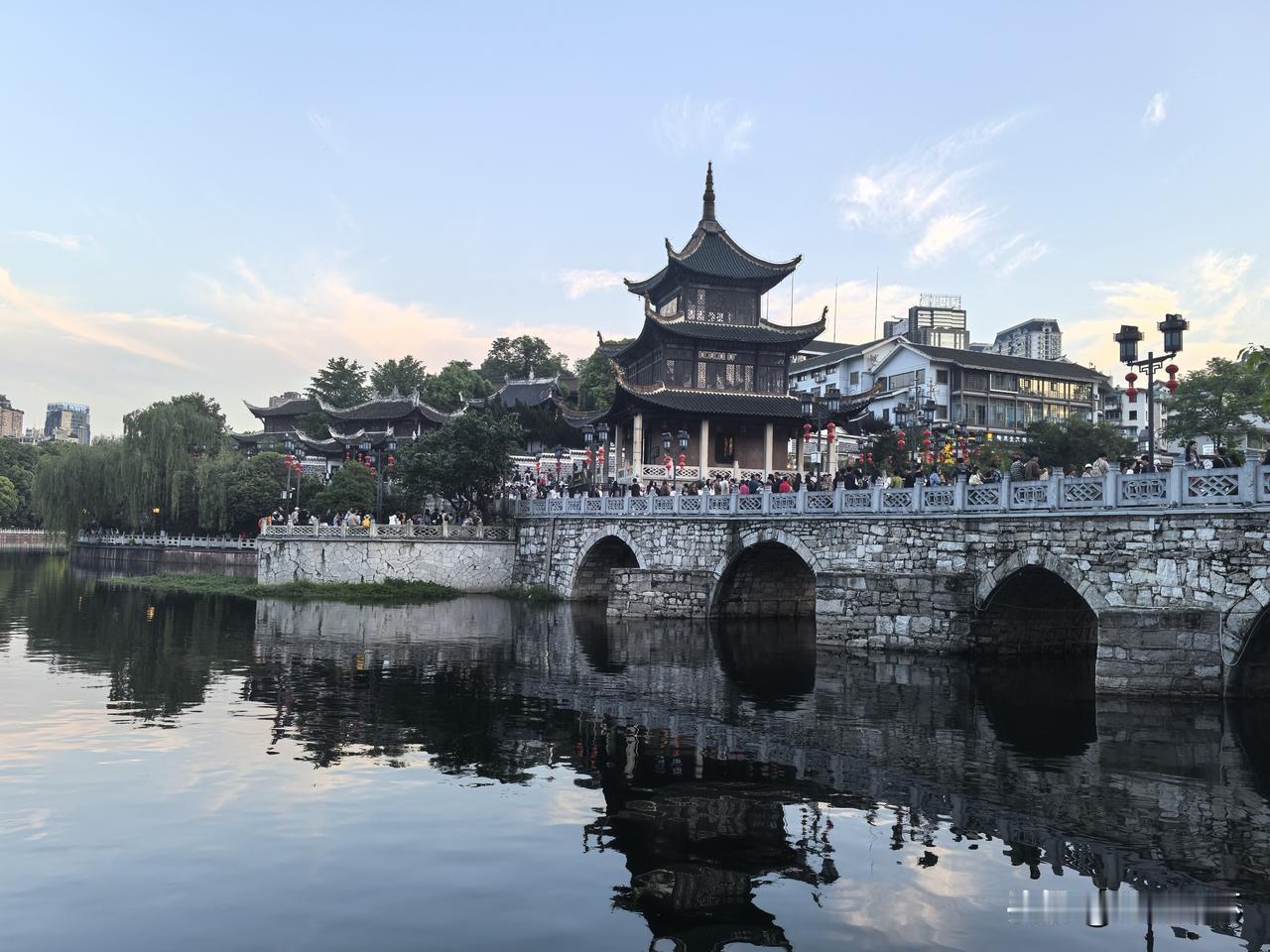 王花花知道我戒了烟，但酒和茶一直保留着，特别是我还说过，冬天喝红茶，春天喝绿茶，