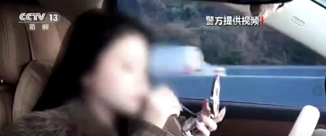 女子开辅助驾驶在高速上化妆、吃东西、双手随音乐舞动，被查后称“作为女司机，我觉得