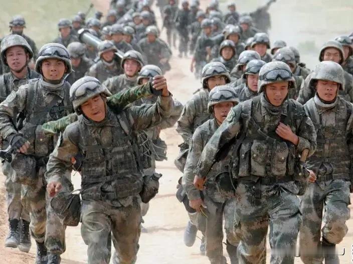 1986年冬天，大别山军营里来了个不一般的人。一个新兵的父亲背着鼓鼓囊囊的化肥袋