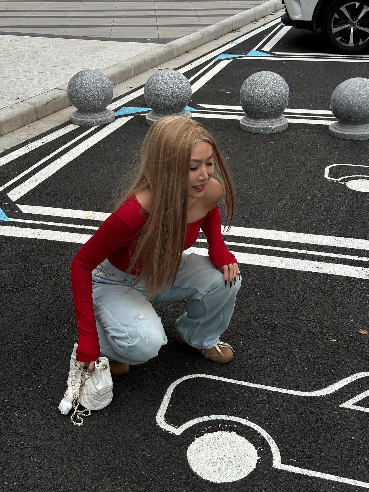 想见的人别等 想吃的饭别拖 想做的事别缓 人生这趟路尽兴才不算辜负辣妹穿搭 露肩