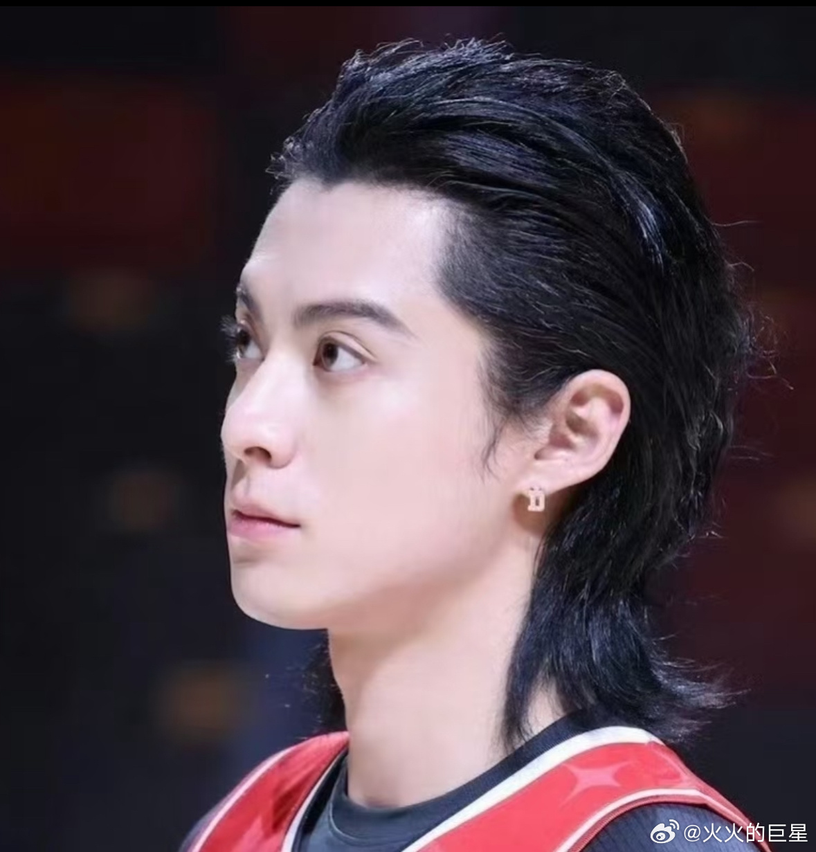 王鹤棣长发大背头王鹤棣现身成都NBA聚星名人赛 此男是神！ ​​​