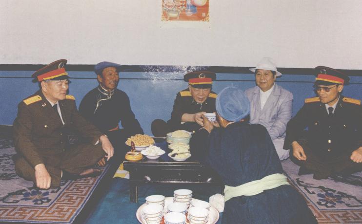1991年7月，军委副主席刘华清视察内蒙古，和牧民们亲切交谈。左一那位军官是韩怀