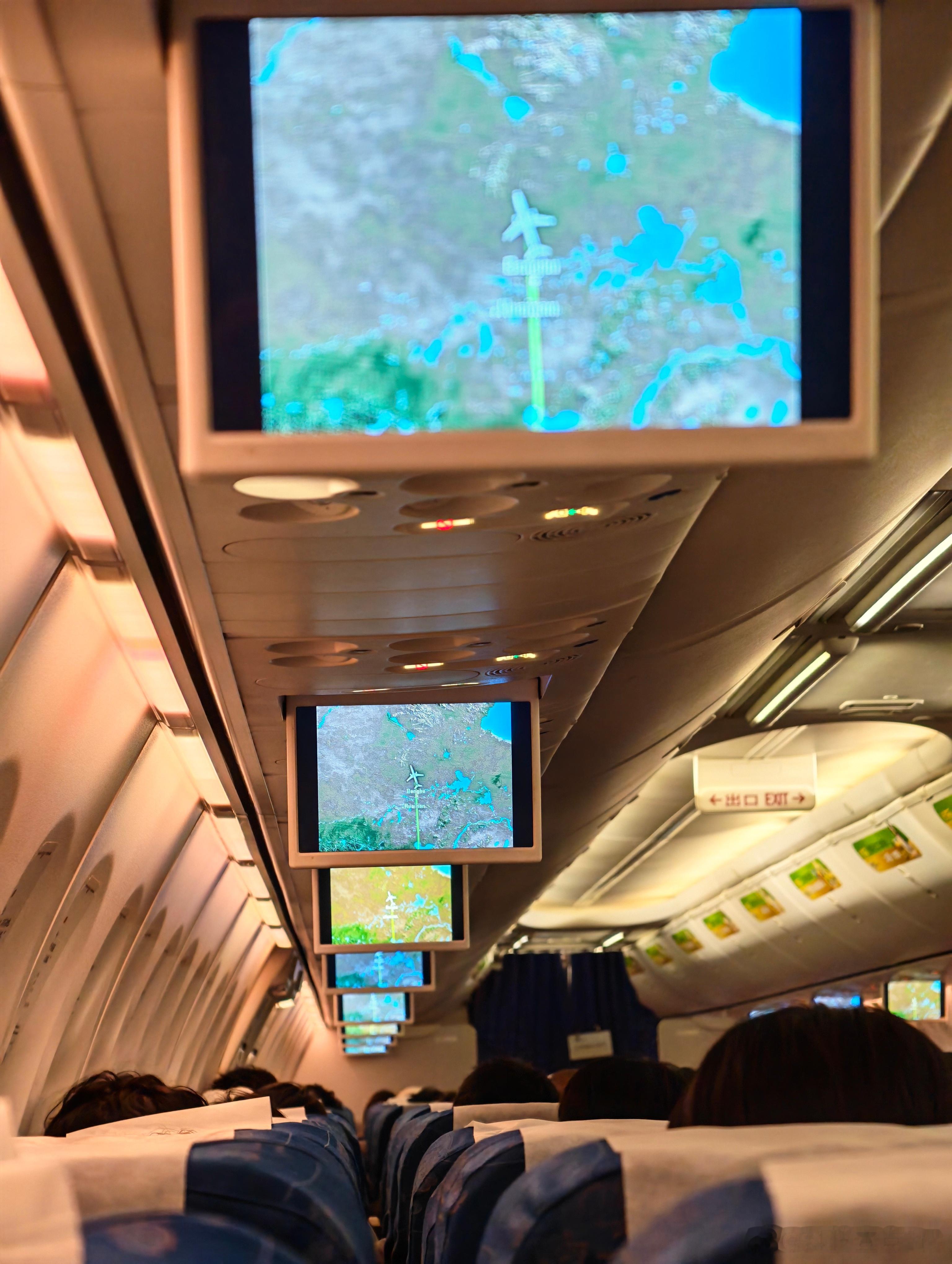 前几天坐飞机的时候注意到了前面一整排的屏幕，其中有两块屏幕的色温不太一样，发黄很