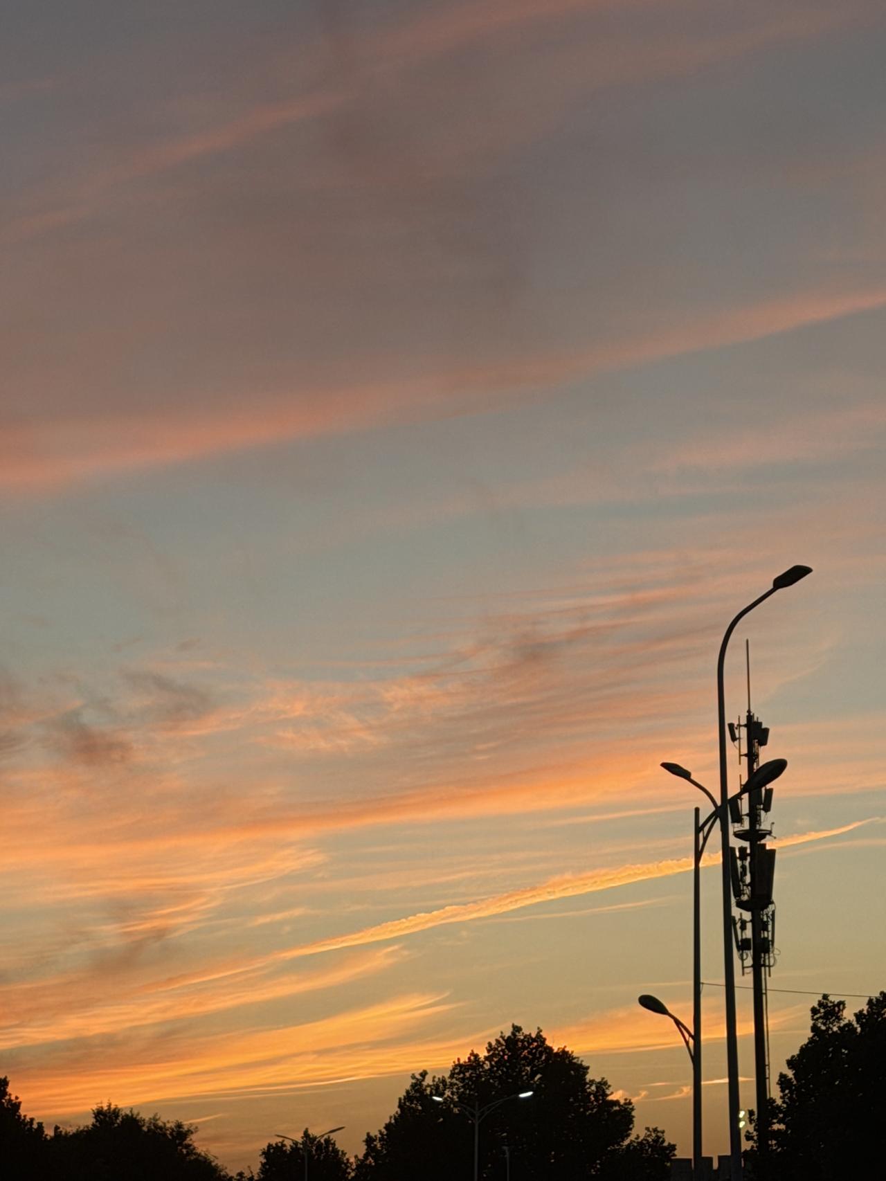 北京黄昏时分，橙霞漫天，静谧而美丽。黄昏日落景 黄昏余晖图 黄昏后的风景 黄昏余