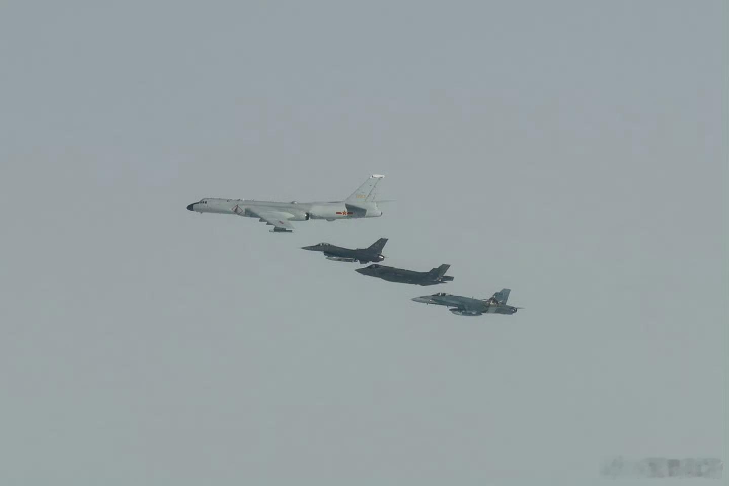 轰6K逼近阿拉斯加防空识别区，美军F35亲自接驾，这一幕堪称经典一年前的7月25
