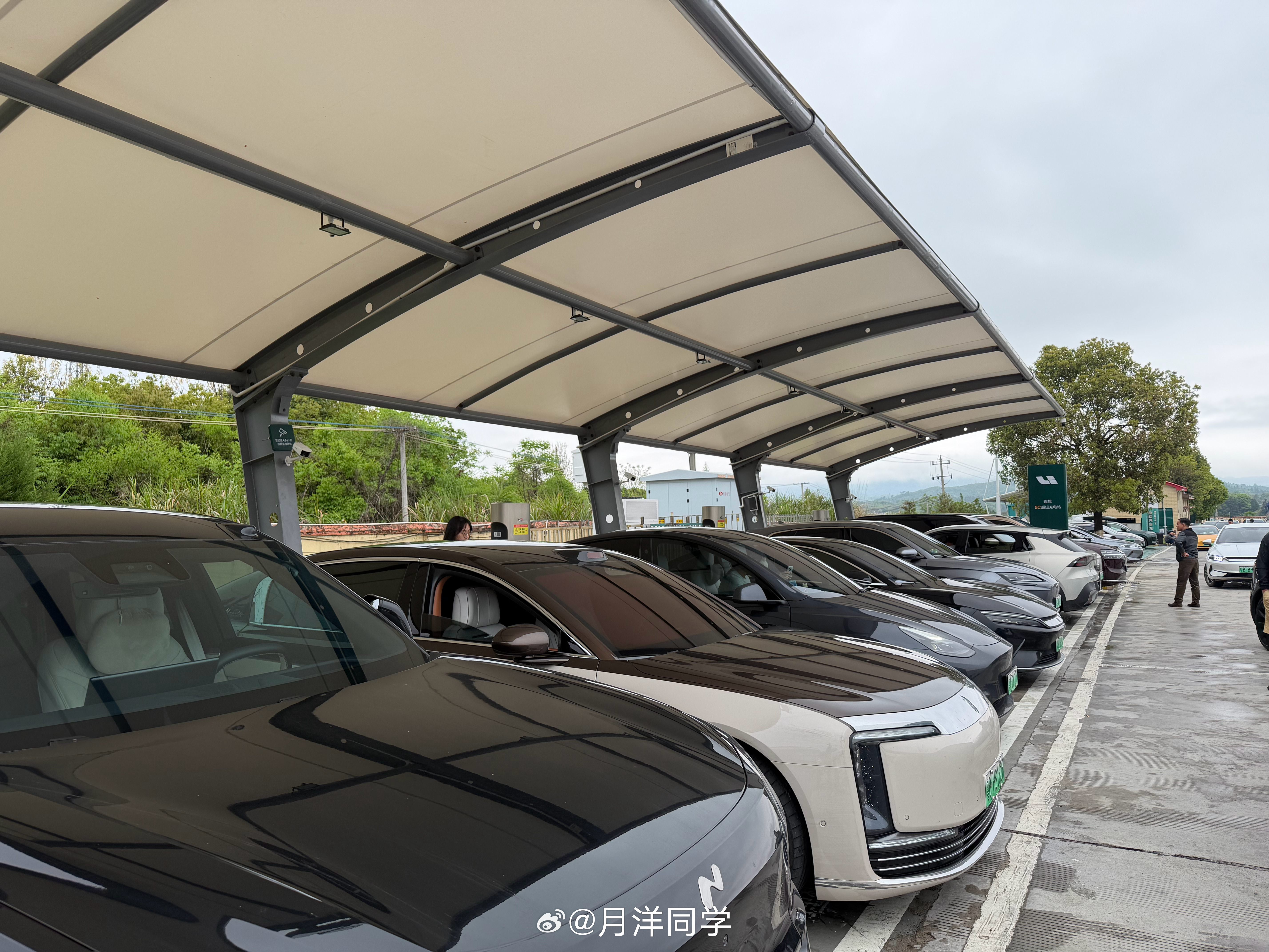 换电站没电池了乐道也都来充电站加电了充电站忙的热火朝天加油站变得冷冷清清 赣州·