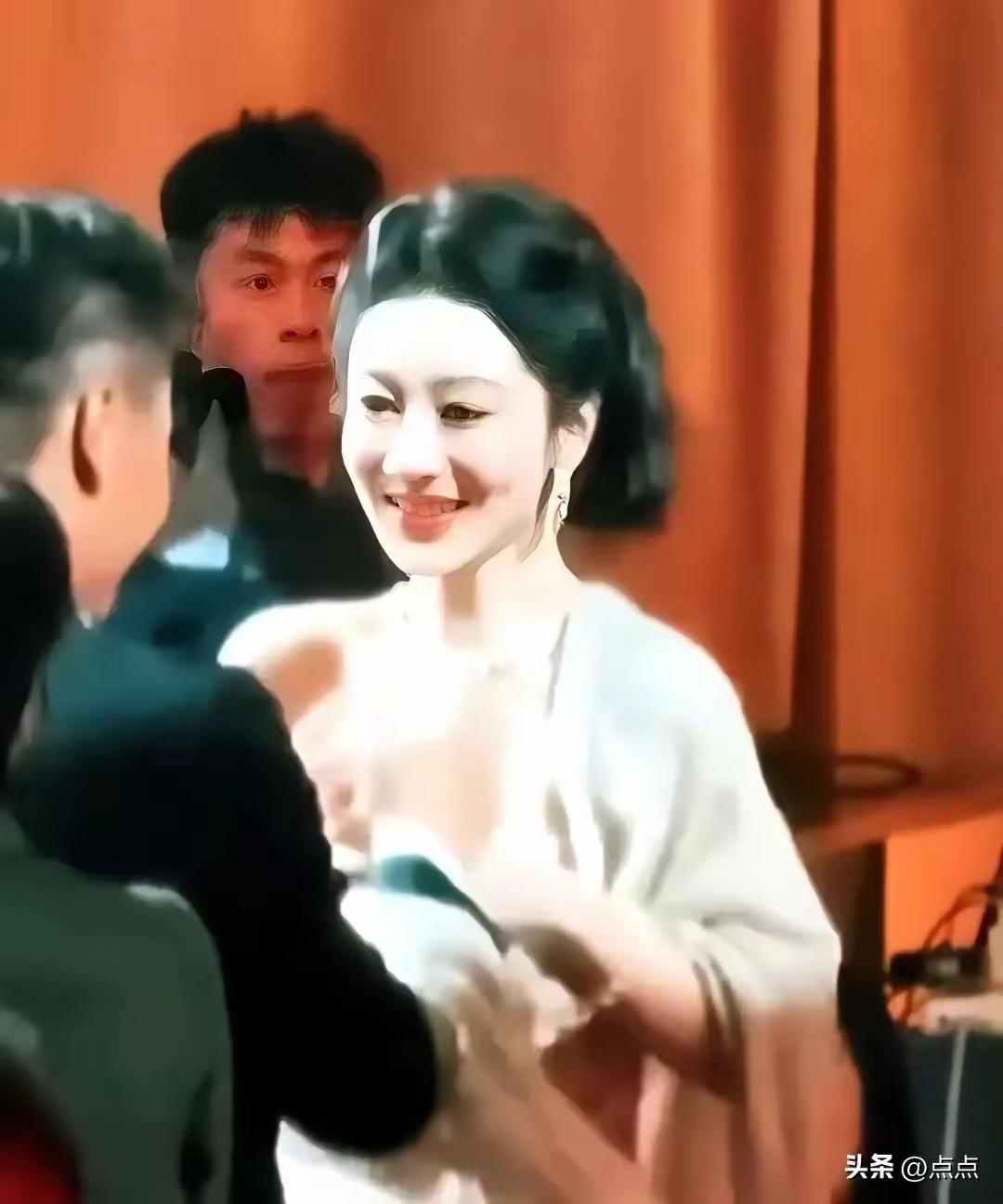 白玉兰颁奖礼现场，正午阳光导演李雪伸手轻触杨紫脸颊的一幕，恰好被身旁的妻子朱梦瑶