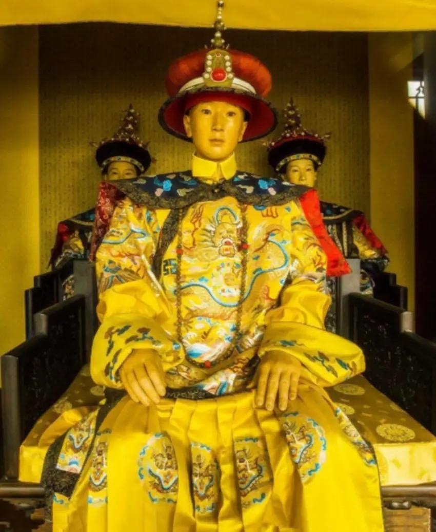 同治19岁驾崩的死因，至今仍充满争议。清宫脉案与翁同龢日记明确记载他死于天花，经