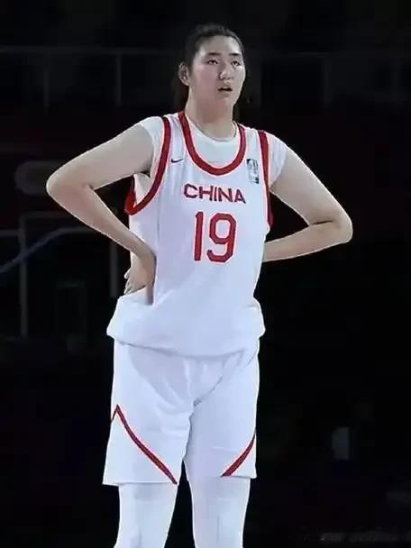 中国女篮复兴有望，中国女篮巨无霸张子宇横空出世，昨晚“女版姚明”震撼赛场，把波黑