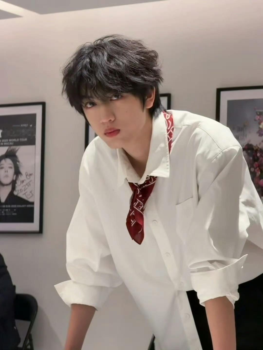 张桂源卷毛白衬衫张桂源卷毛白衬衫鲨疯了！干净又温柔，帅气又治愈，这颜值谁顶得住啊